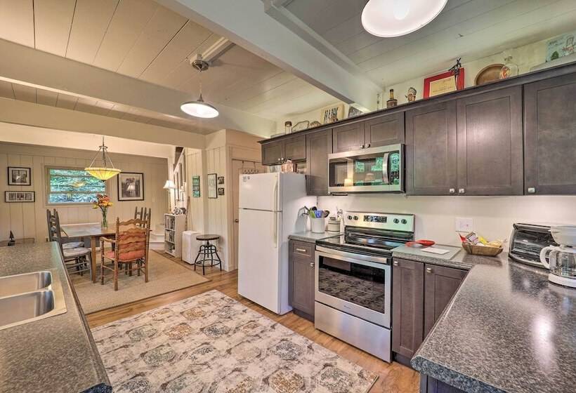 Spacious Cabin   4 Mi To Blue Ridge Parkway!