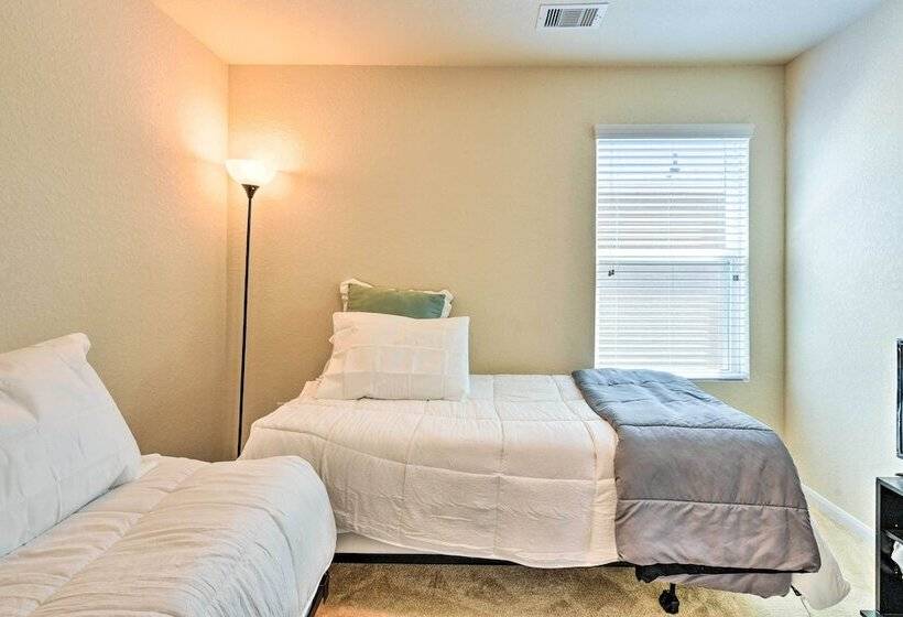 Spacious Conroe Home   6 Mi To The Woodlands!