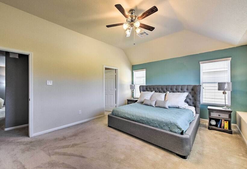 Spacious Conroe Home   6 Mi To The Woodlands!