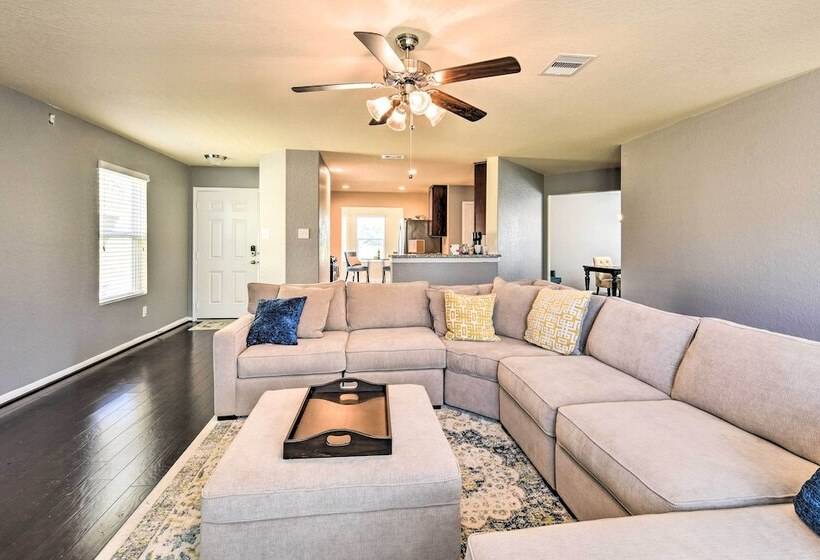 Spacious Conroe Home   6 Mi To The Woodlands!