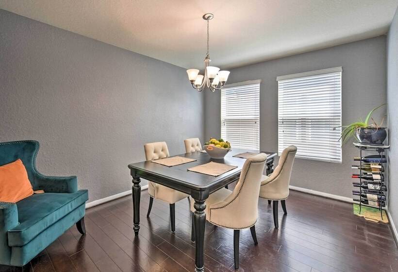 Spacious Conroe Home   6 Mi To The Woodlands!