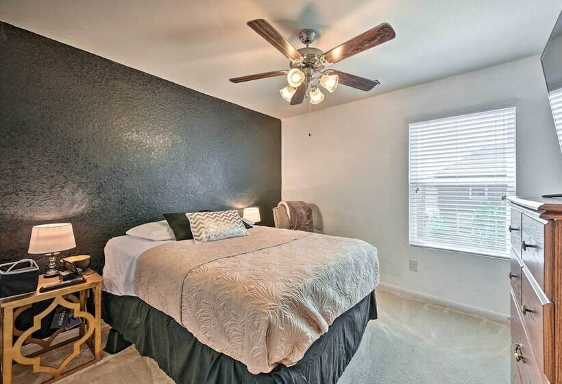 Spacious Conroe Home   6 Mi To The Woodlands!