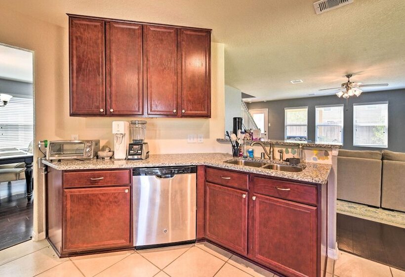 Spacious Conroe Home   6 Mi To The Woodlands!