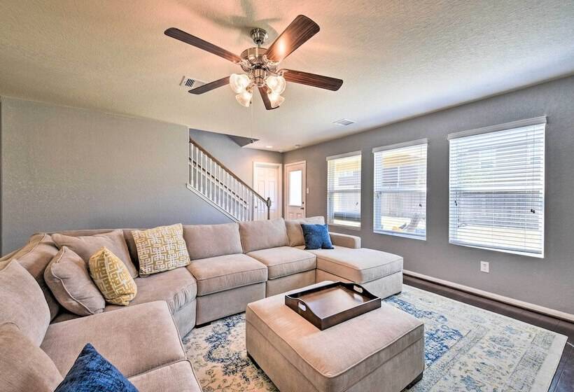 Spacious Conroe Home   6 Mi To The Woodlands!