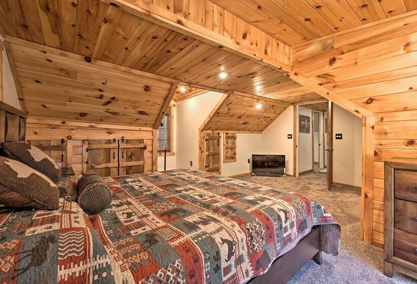 Spacious Escape W/ Deck & Ponds Near Skiing!