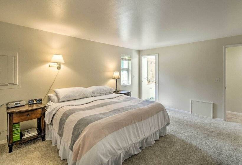 Spacious Family Home On Golf Course: Hike & Bike!