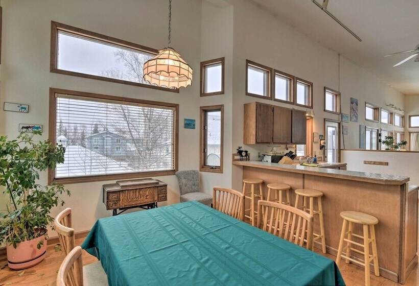 Spacious Family Home W/ Deck + Million Dollar View