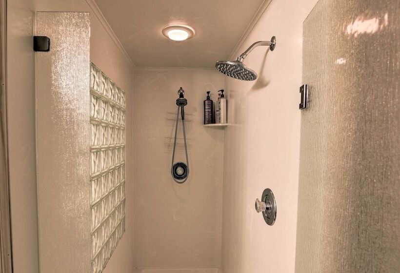 Spacious Family Home W/ Deck + Million Dollar View