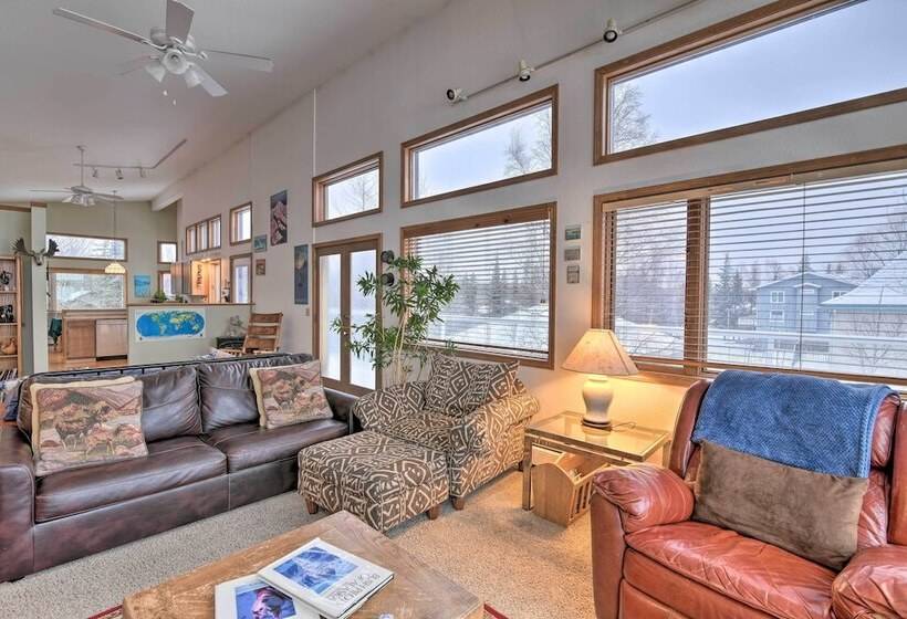 Spacious Family Home W/ Deck + Million Dollar View