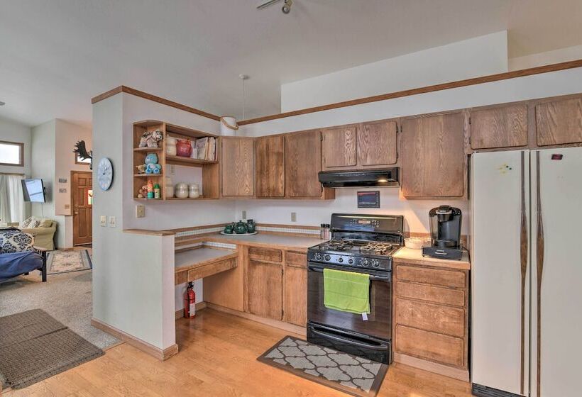 Spacious Family Home W/ Deck + Million Dollar View