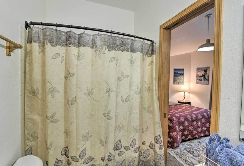 Spacious Family Home W/ Deck + Million Dollar View