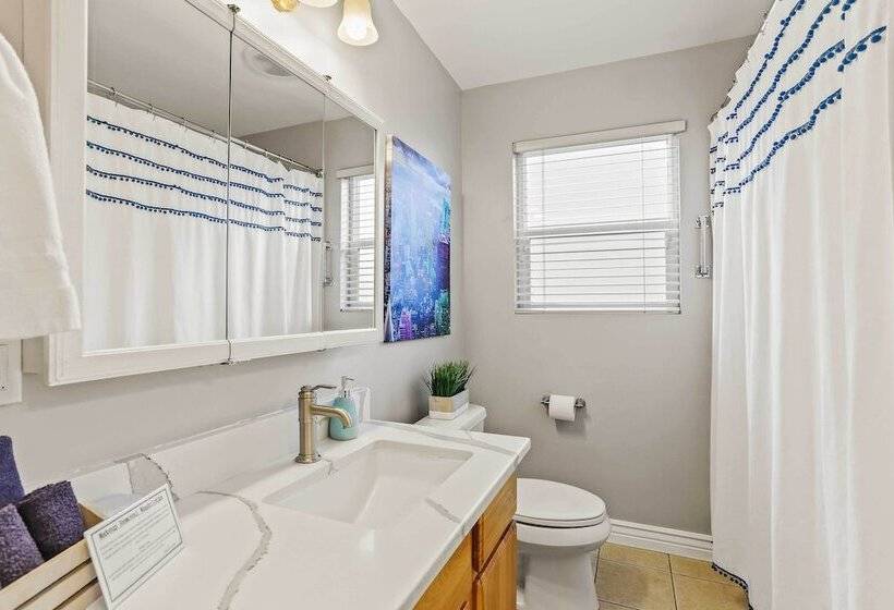 Spacious Family Home W/ Garage Game Room & Office!