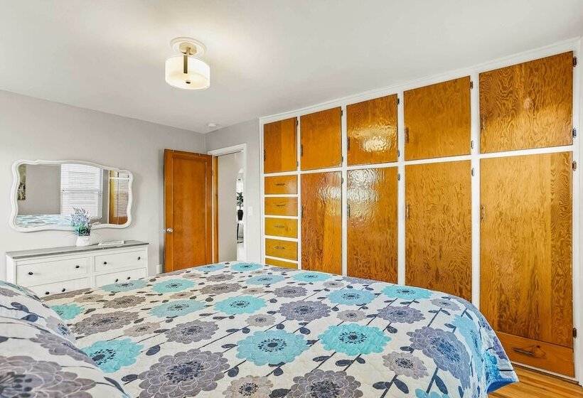 Spacious Family Home W/ Garage Game Room & Office!