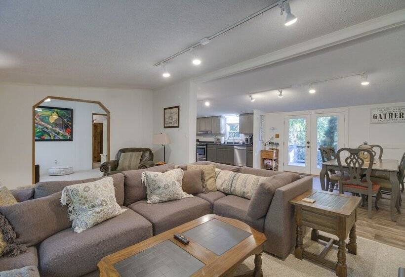 Spacious Home: 10 Miles To Wintergreen Resort!