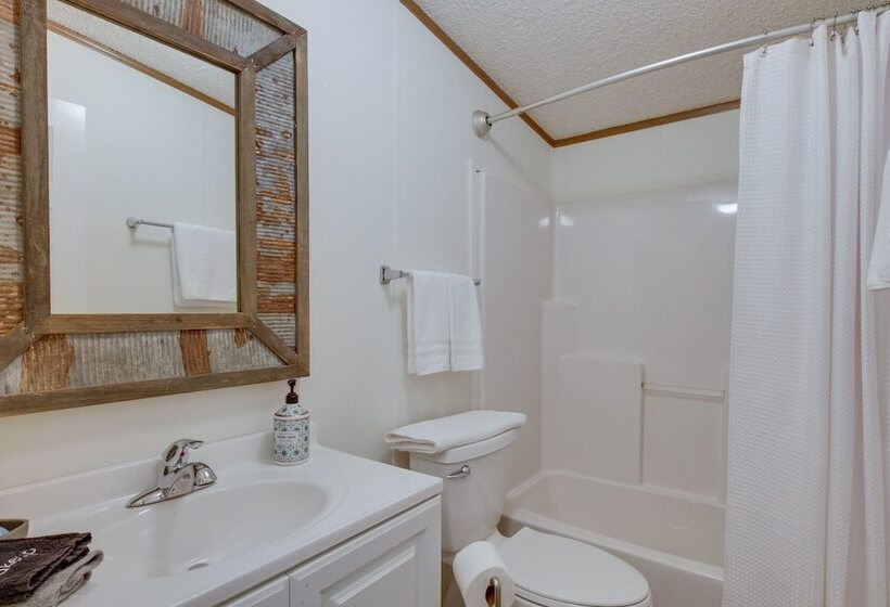 Spacious Home: 10 Miles To Wintergreen Resort!