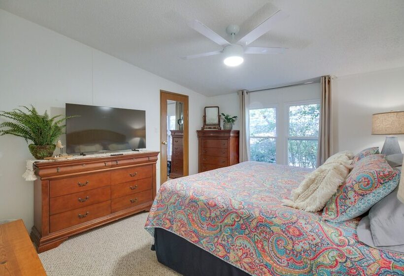 Spacious Home: 10 Miles To Wintergreen Resort!