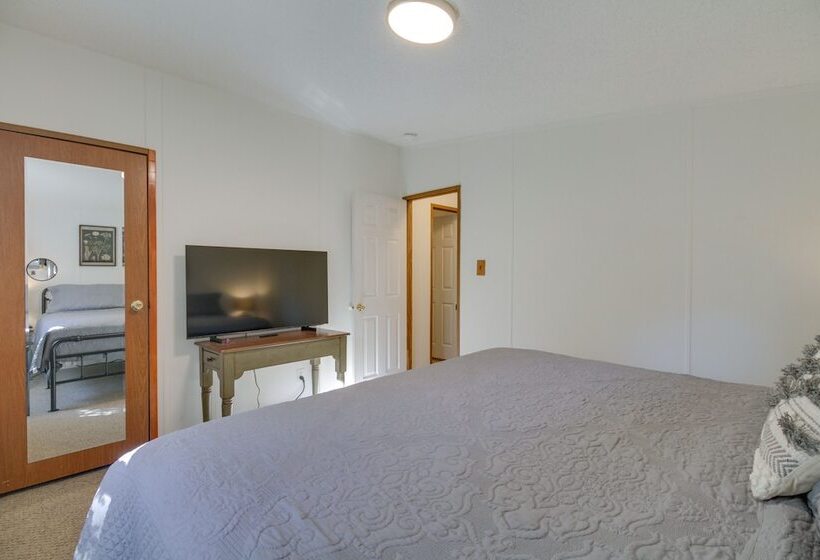 Spacious Home: 10 Miles To Wintergreen Resort!