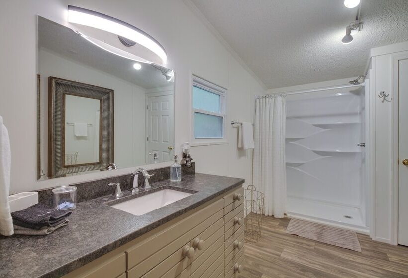 Spacious Home: 10 Miles To Wintergreen Resort!