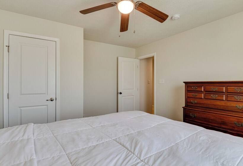 Spacious Home W/ Fireplace Near Golf!