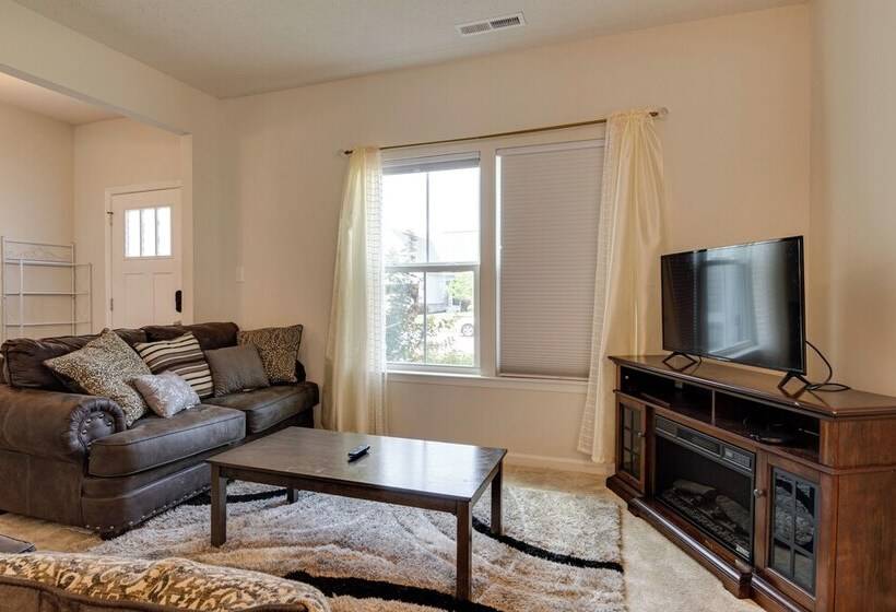 Spacious Home W/ Fireplace   Near Golf!