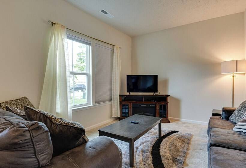 Spacious Home W/ Fireplace   Near Golf!