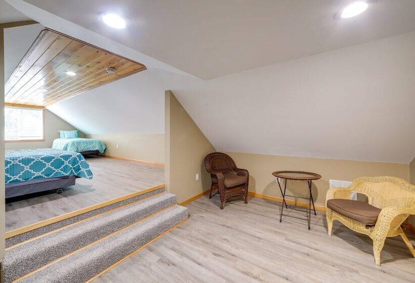 Spacious House On Half Acre < 3 Mi To Beach!