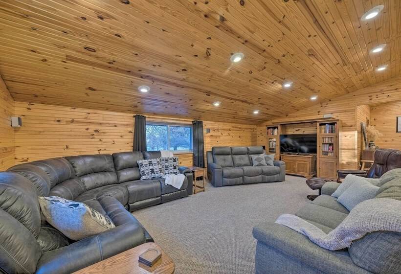 Spacious Kansas Retreat: On Site Disc Golf!