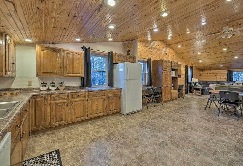 Spacious Kansas Retreat: On Site Disc Golf!