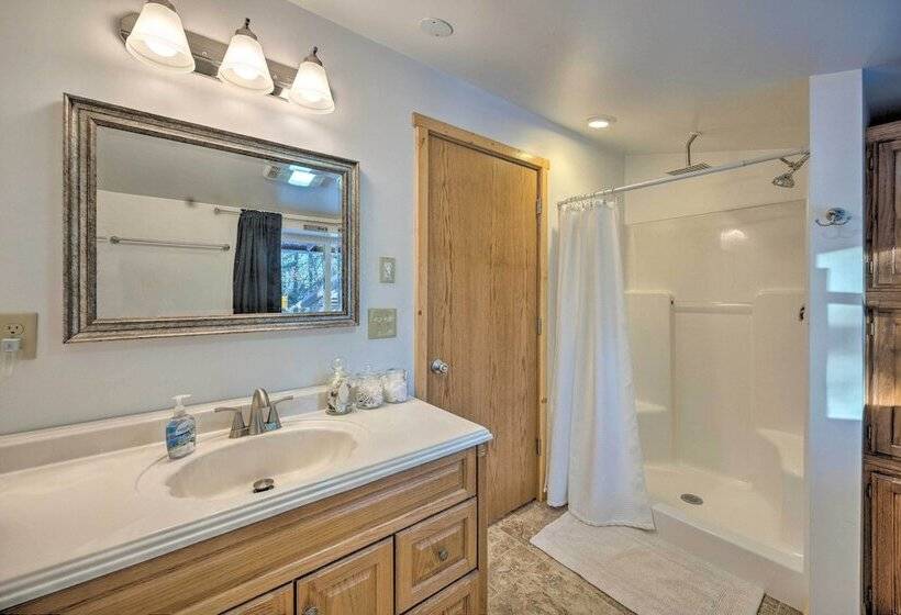 Spacious Kansas Retreat: On Site Disc Golf!