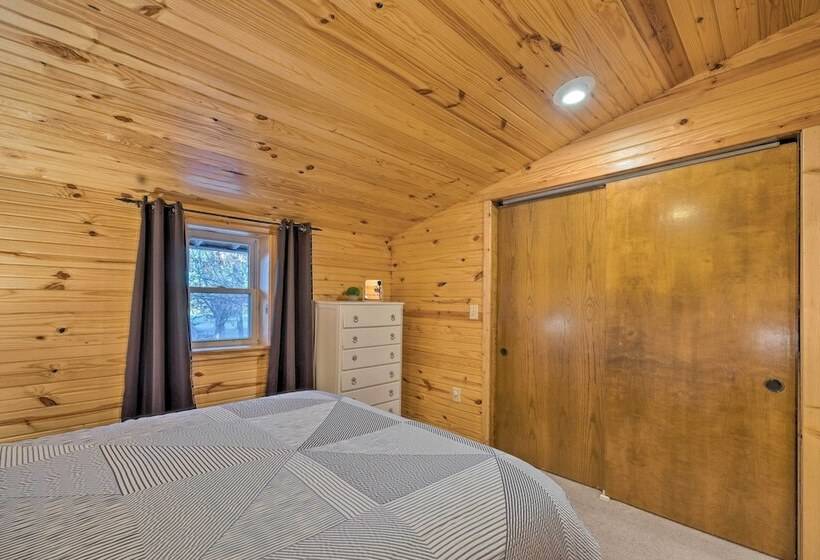 Spacious Kansas Retreat: On Site Disc Golf!