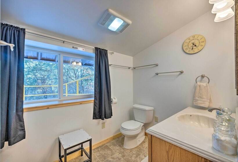 Spacious Kansas Retreat: On Site Disc Golf!