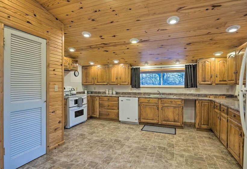 Spacious Kansas Retreat: On Site Disc Golf!
