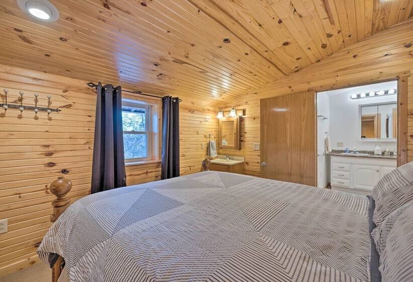 Spacious Kansas Retreat: On Site Disc Golf!