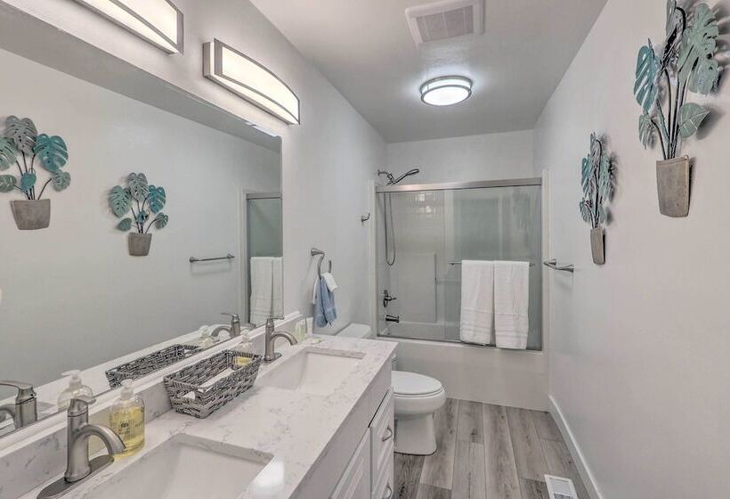 Spacious Kent Home: Great For Large Families!