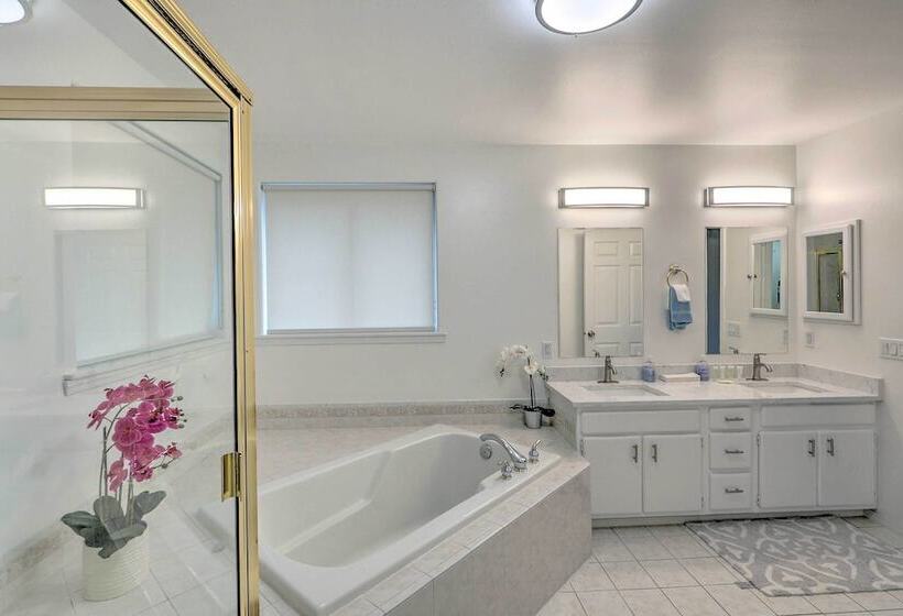 Spacious Kent Home: Great For Large Families!