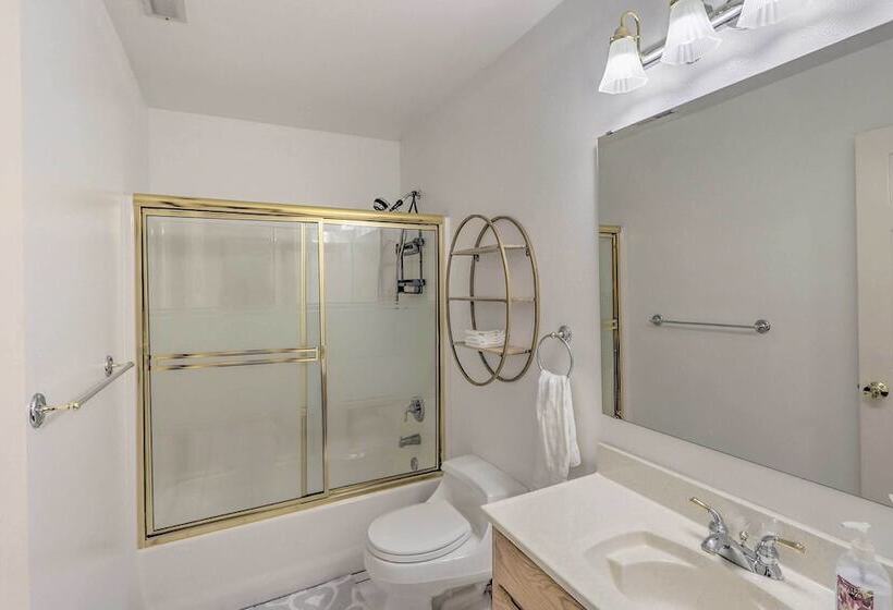 Spacious Kent Home: Great For Large Families!