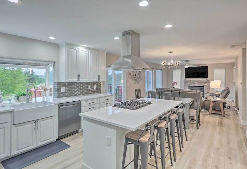 Spacious Kent Home: Great For Large Families!