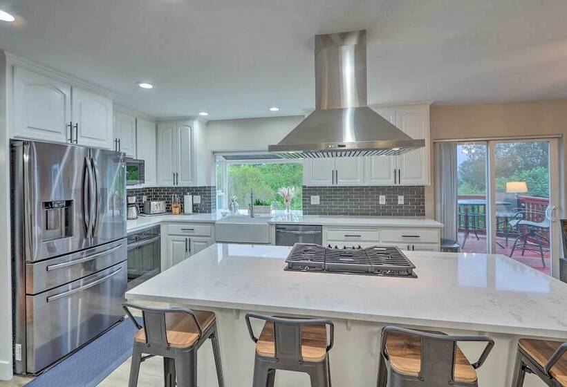 Spacious Kent Home: Great For Large Families!