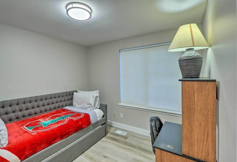 Spacious Kent Home: Great For Large Families!