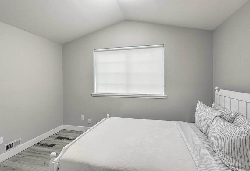 Spacious Kent Home: Great For Large Families!