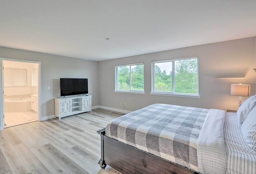 Spacious Kent Home: Great For Large Families!