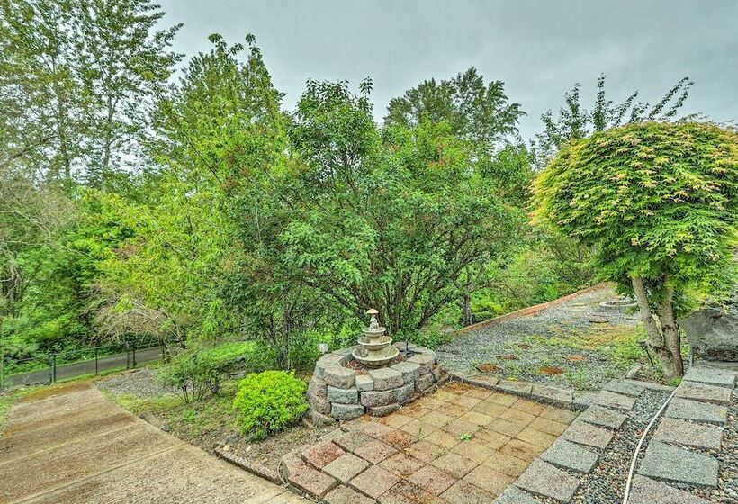 Spacious Kent Home: Great For Large Families!