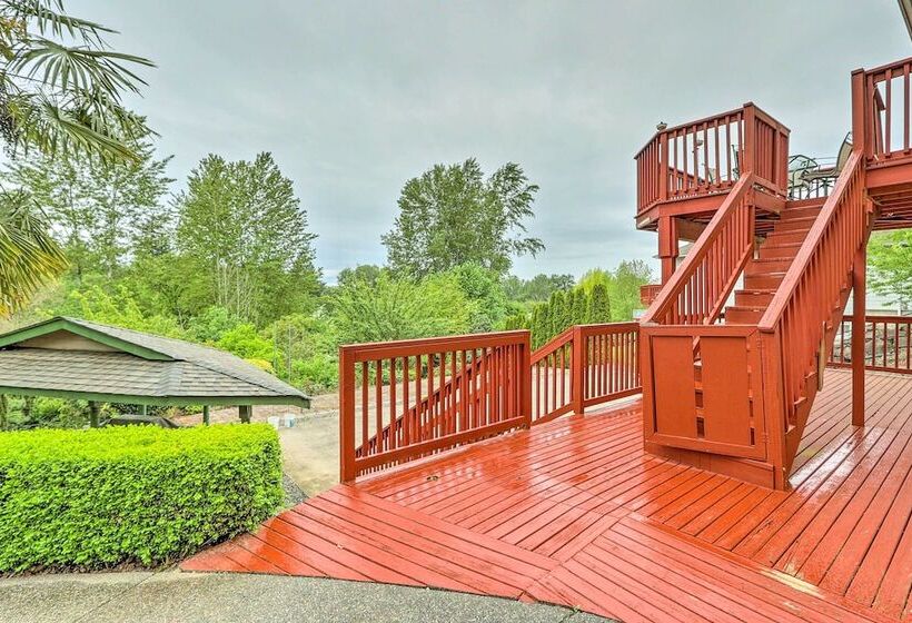 Spacious Kent Home: Great For Large Families!