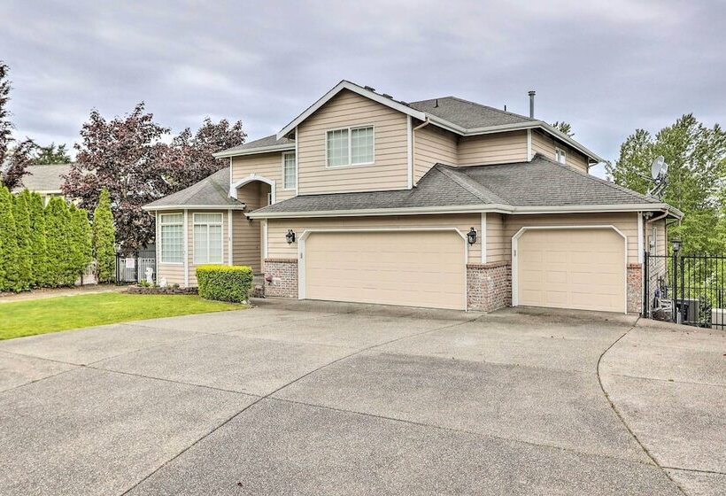 Spacious Kent Home: Great For Large Families!