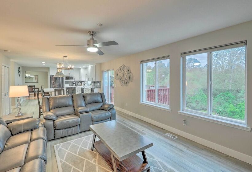 Spacious Kent Home: Great For Large Families!