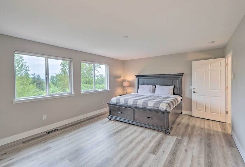 Spacious Kent Home: Great For Large Families!