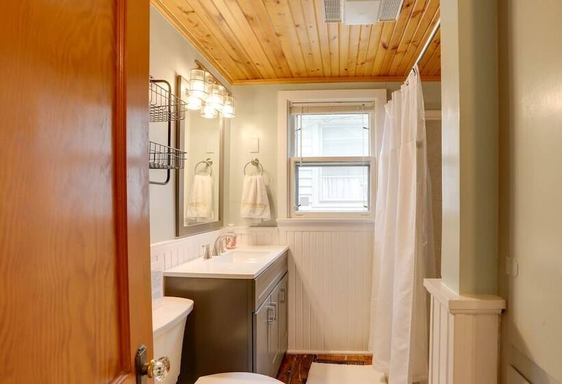 Spacious Lakeside Cottage   2 Miles To Marblehead!
