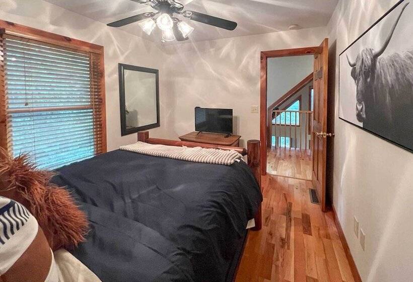 Spacious Murphy Chalet W/ Hot Tub: Mtn Views!