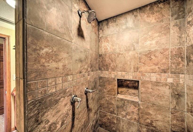 Spacious Murphy Chalet W/ Hot Tub: Mtn Views!