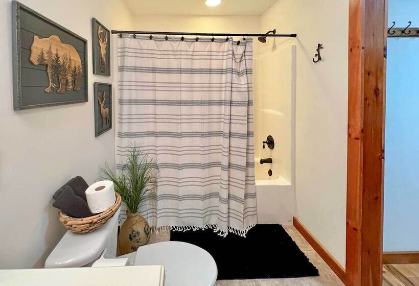 Spacious Murphy Chalet W/ Hot Tub: Mtn Views!